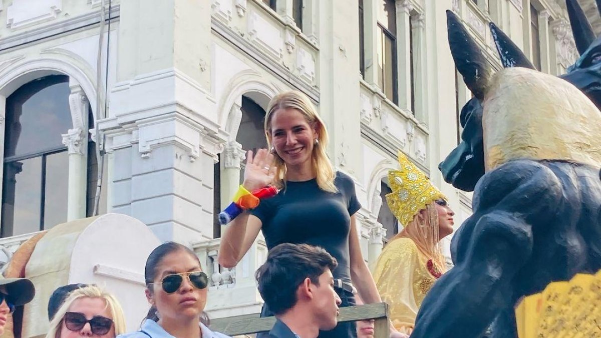 Lavinia Valbonesi durante la Marcha del Orgullo en Guayaquil.