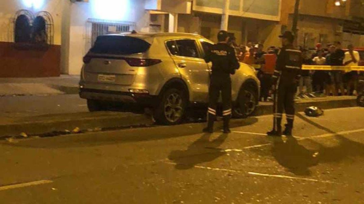 El vehículo en el que iban las víctimas quedó en un parterre.