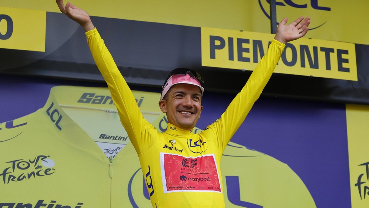 La Locomotora del Carchi en lo alto del podio de la clasificación del Tour de Francia 2024.