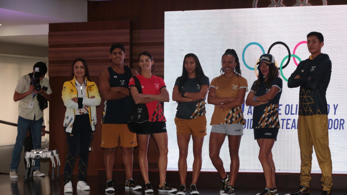 Los deportistas, que ya tienen programado su calendario de entrenamientos, lucen las distintas indumentarias que el Team Ecuador vestirá en París.