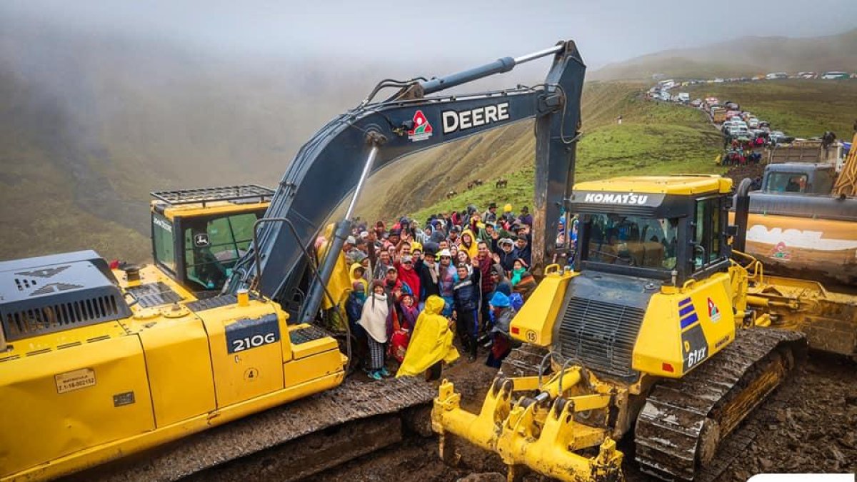 Maquinaria usada para trabajos de movimiento de tierra, para abrir camino