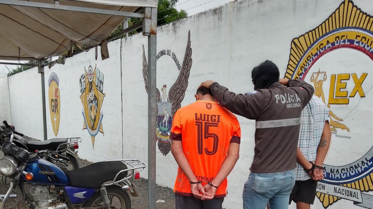 Agentes policiales buscan más pistas de un doble crimen. Dos sujetos son investigados.