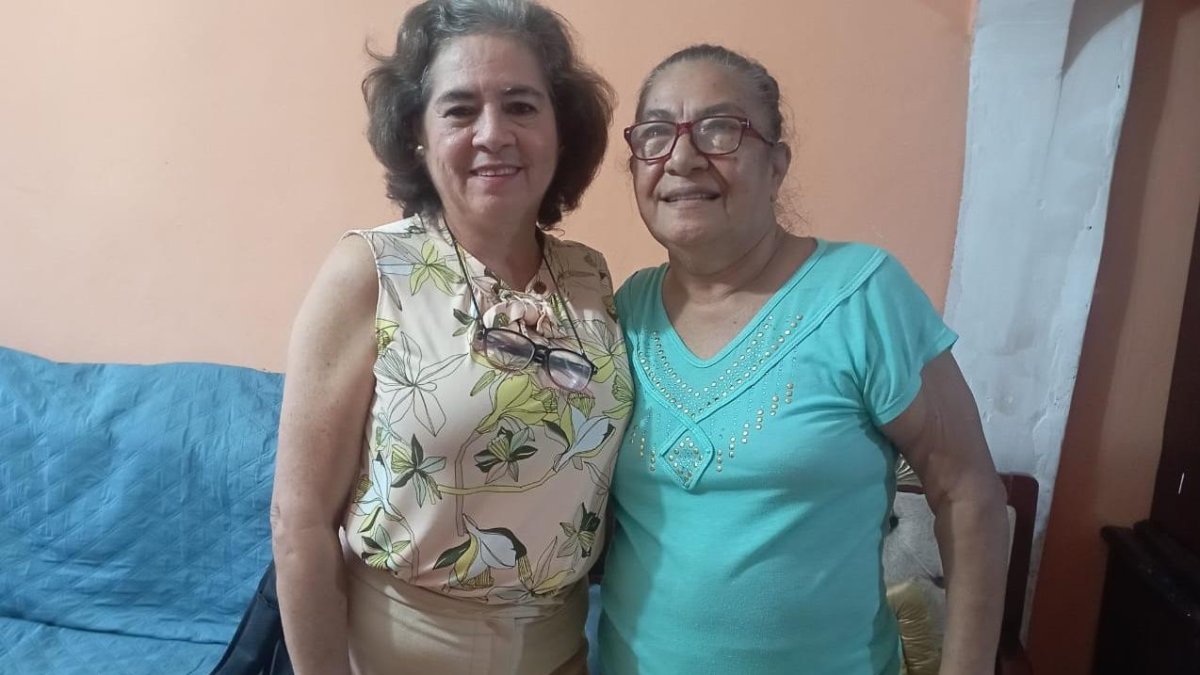 Mujeres que podrían ser madre e hija se alistan psicológicamente para el resultado final