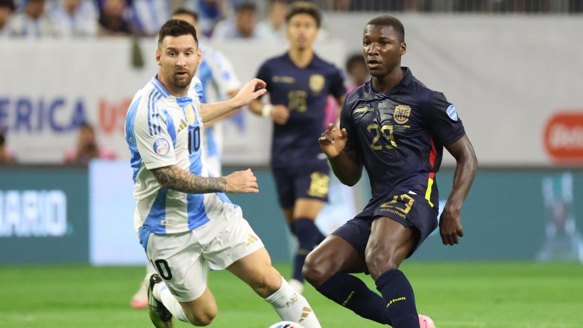Lionel Messi y Moisés Caicedo en un partido amistosos entre Argentina vs Ecuador.