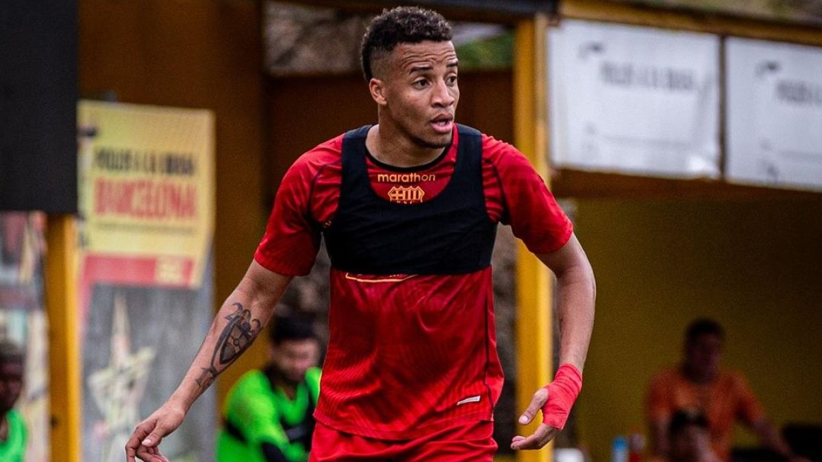 Byron Castillo realiza las actividades de entrenamiento con la dirección de Ariel Holan