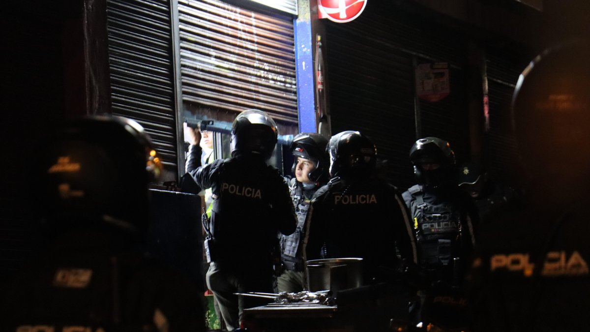 Un puesto de chuzos, en los exteriores del local donde funcionaba la peluquería, quedó abandonado tras al tiroteo.