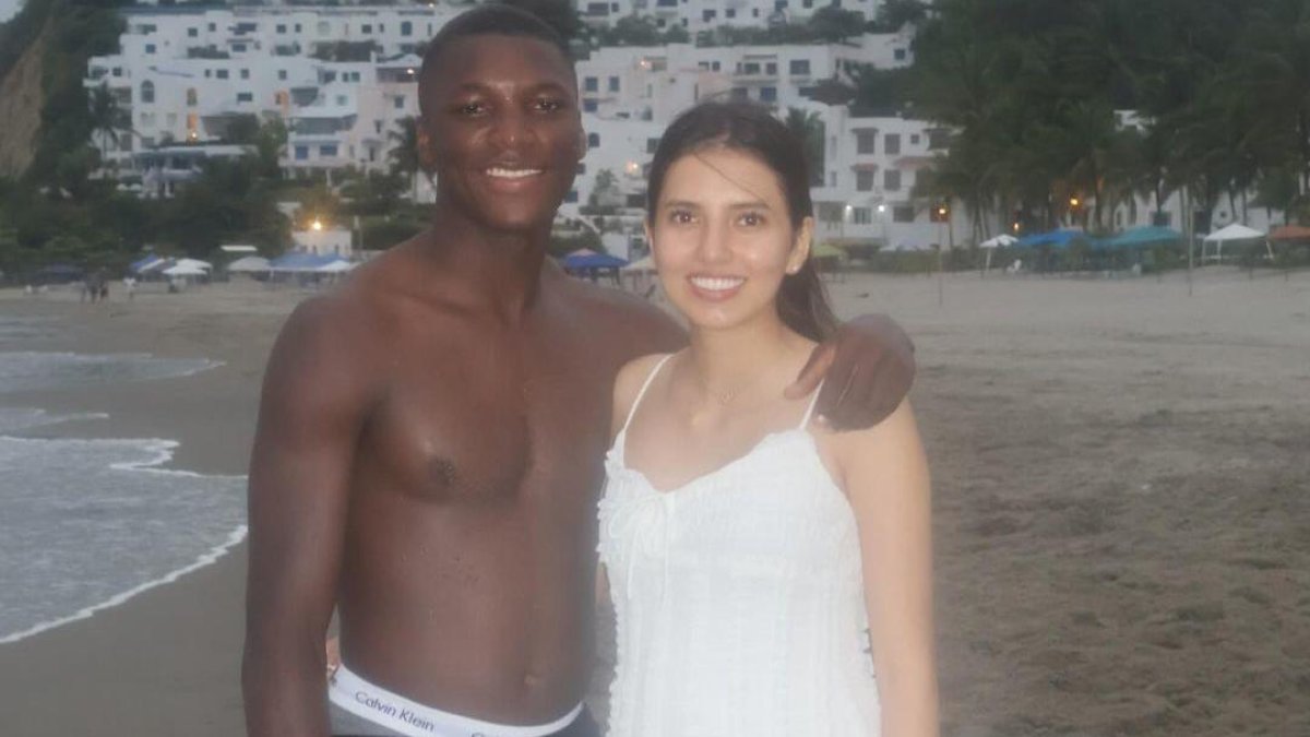 El volante del Chelsea inglés y de la selección de Ecuador compartió unos días en la playa junto a familiares y su esposa Paola Salazar.
