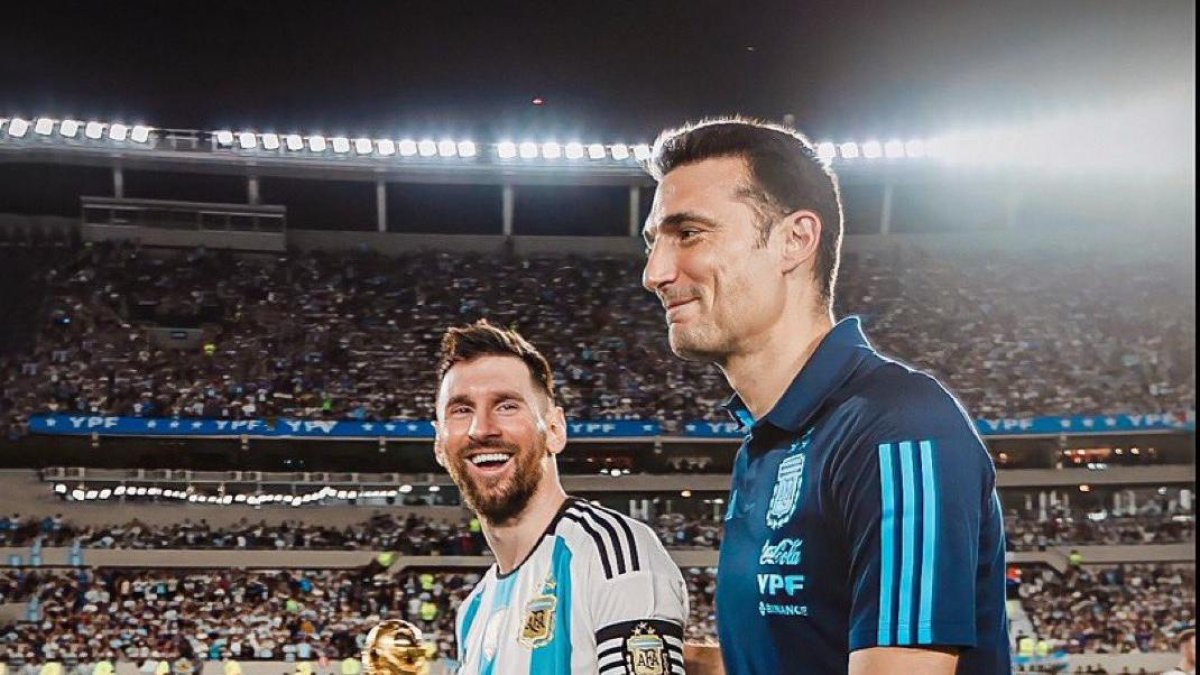 Lionel Scaloni y Lionel Messi celebrando el triunfo albiceleste.