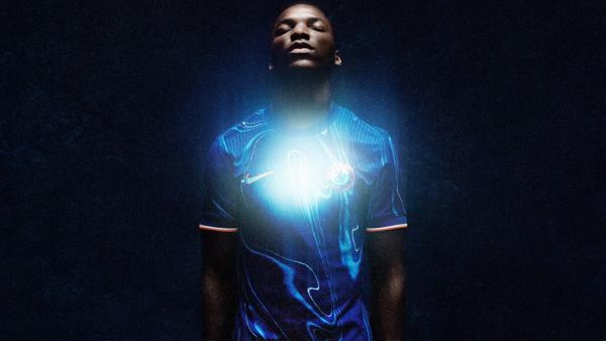 Moisés Caicedo presentó la nueva indumentaria del Chelsea.