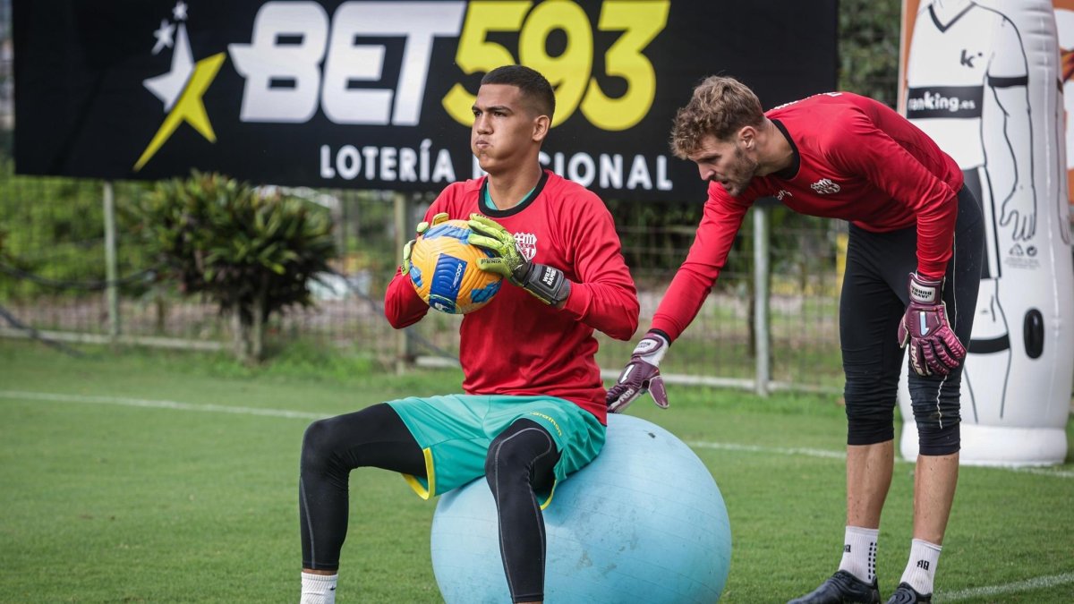 Justin Cornejo y Javier Burrai, arqueros del Barcelona de Guayaquil.