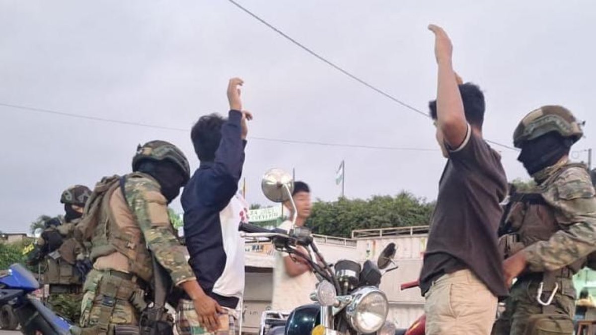 Los uniformados recorrieron las calles haciendo control de armas, municiones, explosivos.