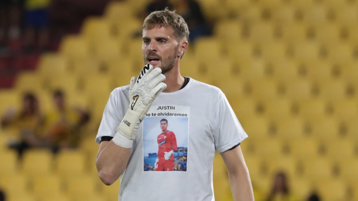 Javier Burrai y una camiseta en homenaje a Justin Cornejo.