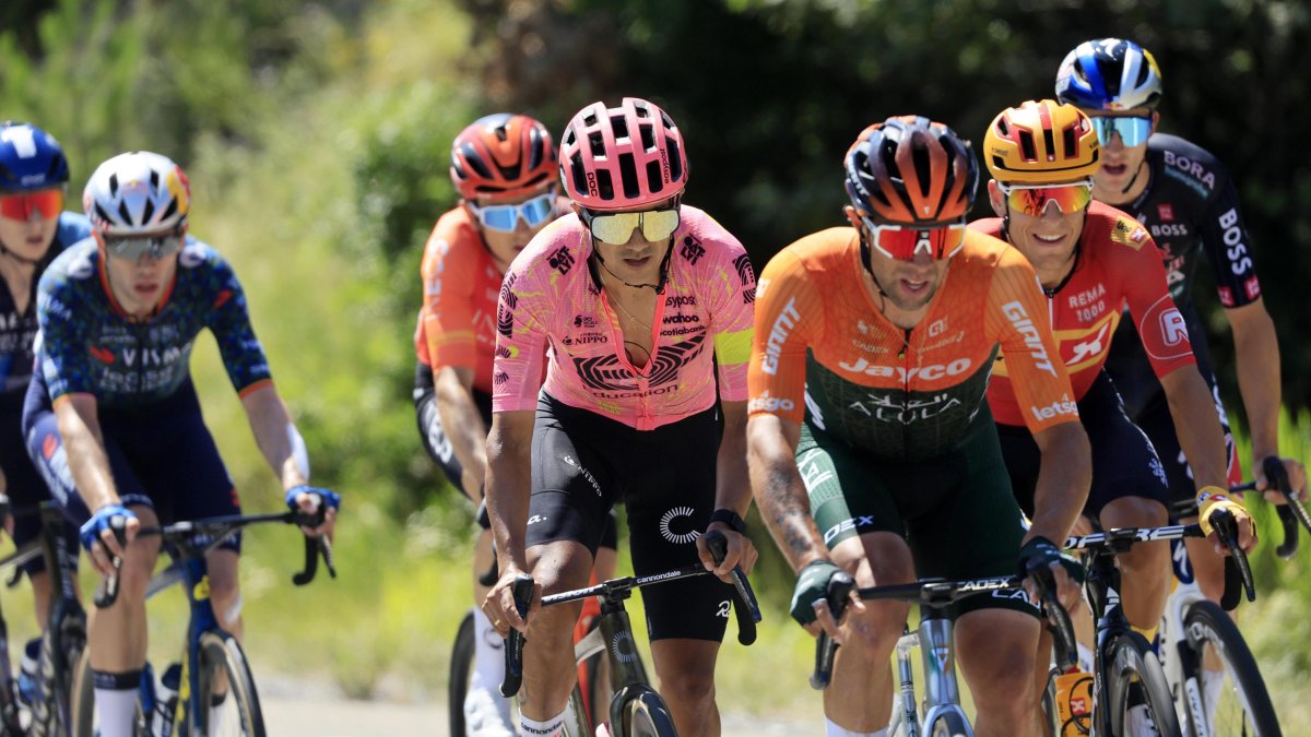 El ciclista ecuatoriano (c) fue el más destacado en el ascenso de la etapa 19 del Tour de Francia por lo que terminó cuarto con el título de Rey de la Montaña