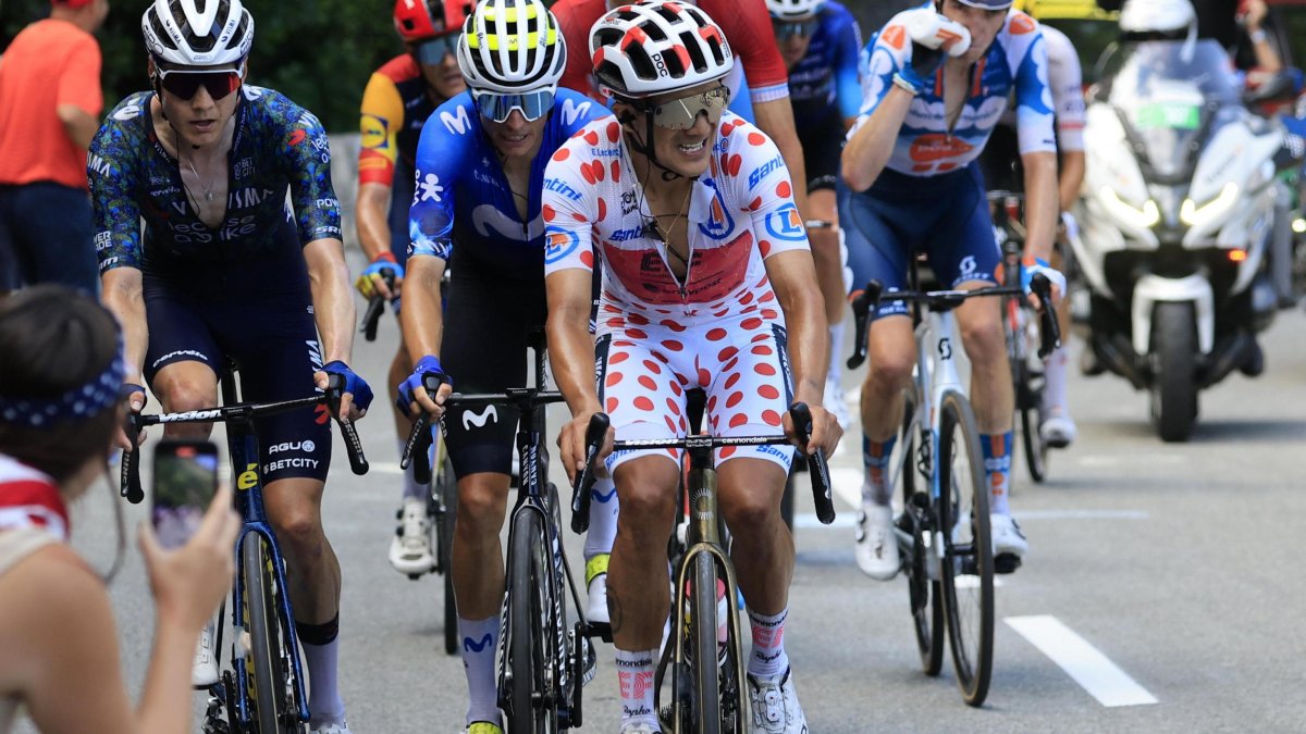 Richard Carapaz del EF Education - EasyPost, dando todo el esfuerzo en la montaña, al final fue el Rey.