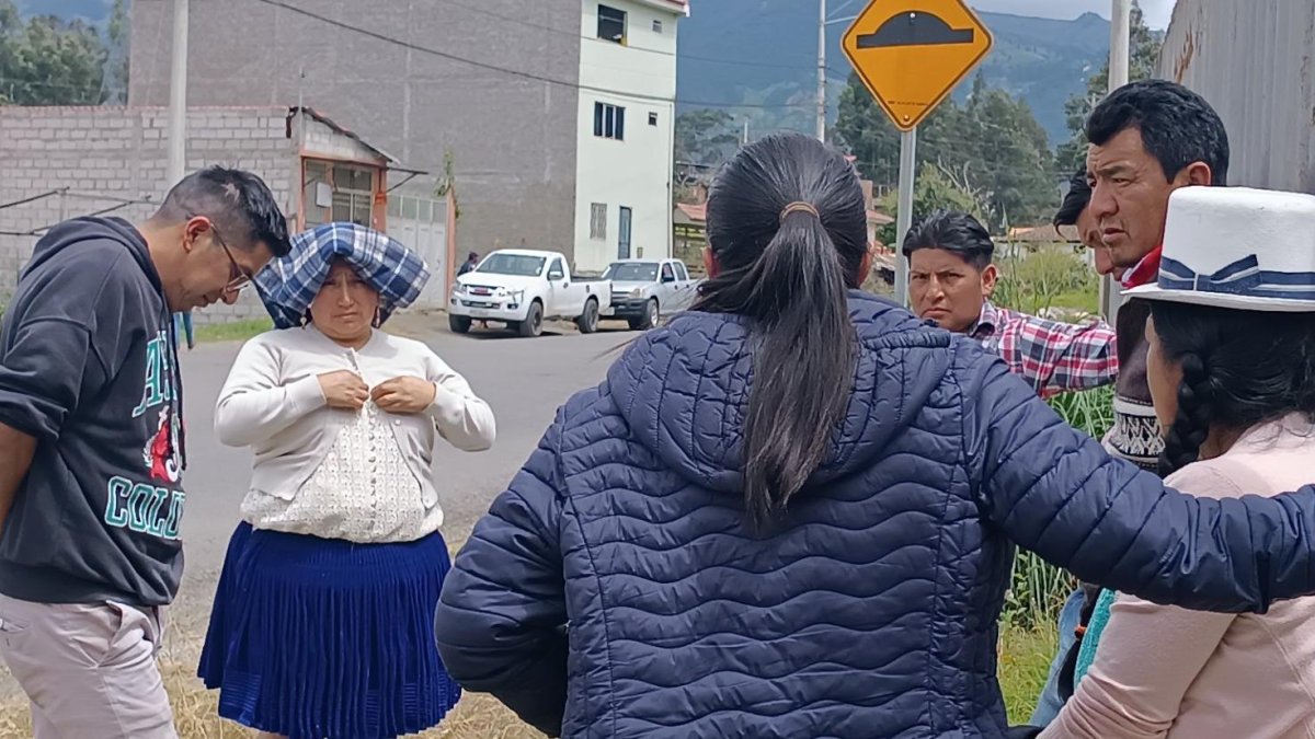 Familiares de una víctima llegaron al Centro Forense de Cuenca para realizar los trámites de ley y retirar el cuerpo.