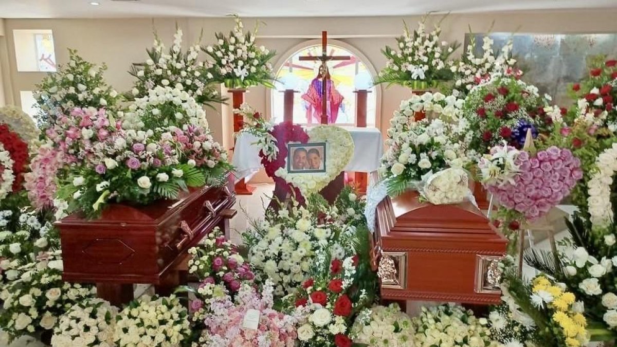 La foto de Eliana y Oswaldo fue colocada en un arreglo de flores, en forma de corazón.