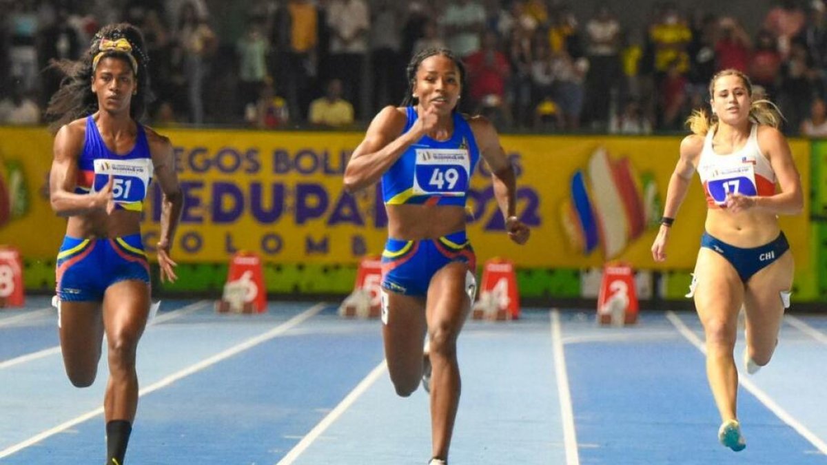 Anahí Suárez (i) junto a Ángela Tenorio (c) competirán por Ecuador en los Juegos Olímpicos París 2024
