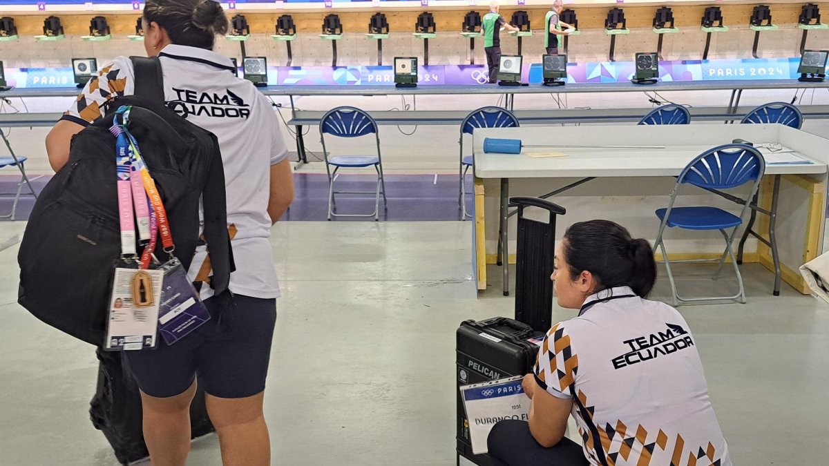 Marina Pérez (i) y Diana Durango, tras quedar fuera de competencia en la prueba de 10 m pistola de los Juegos 2024.