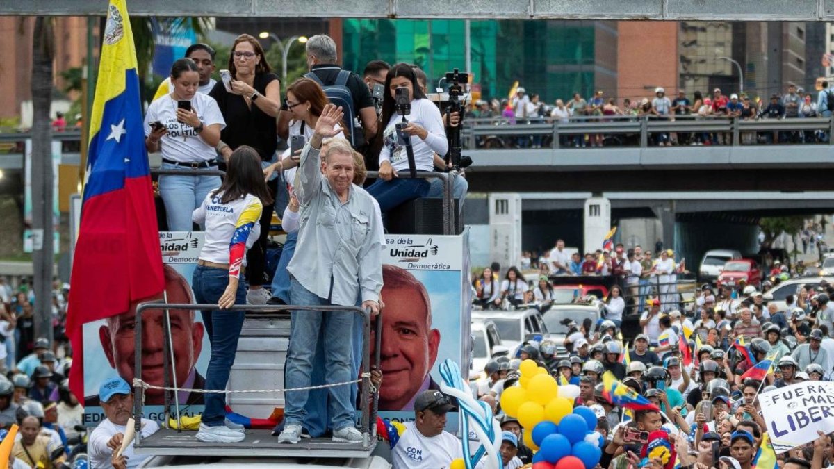 Simpatizantes del candidato Edmundo González Urrutia durante su cierre de campaña.