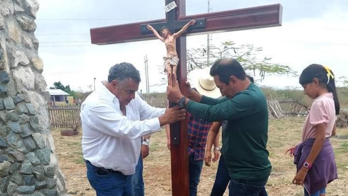 Junto a la gruta de la Virgen colocaron el símbolo que representa la muerte del Hijo de Dios.