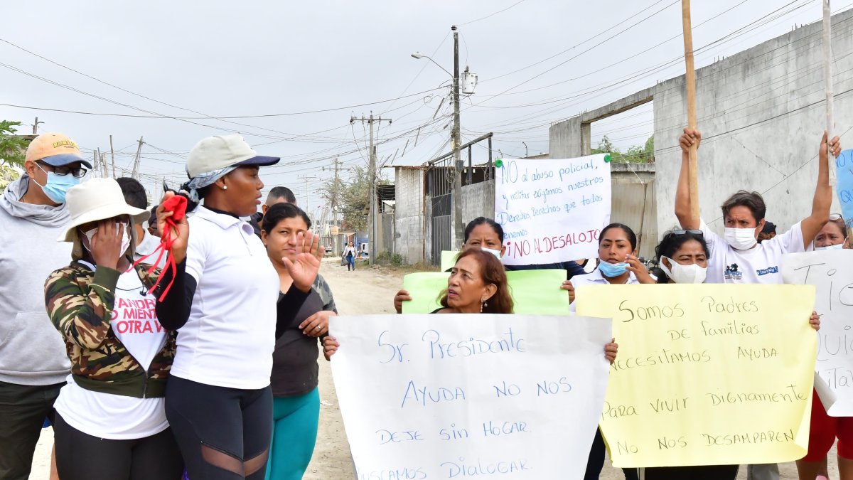 Moradores protestaron en contra de los desalojos programados para ayer en el sitio.