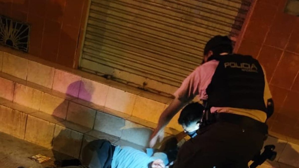 El hombre recibió un tiro en su rostro y quedó gravemente herido.