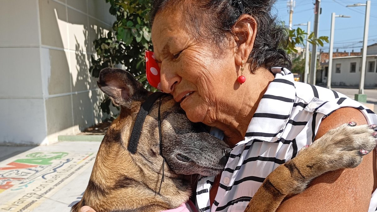 Tatiana y Gioconda se abrazan de alegría por estar juntas.