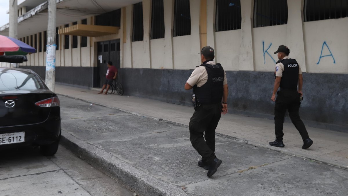 Poco antes del mediodía de este viernes, policías llegaron a los exteriores de la entrada principal del colegio para resguardar a los estudiantes.