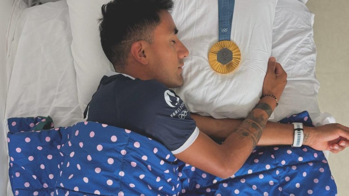Pintado se dejó ver descansando en su habitación de la Villa Olímpica recostado en su cama, junto a la medalla del otro lado de la almohada.