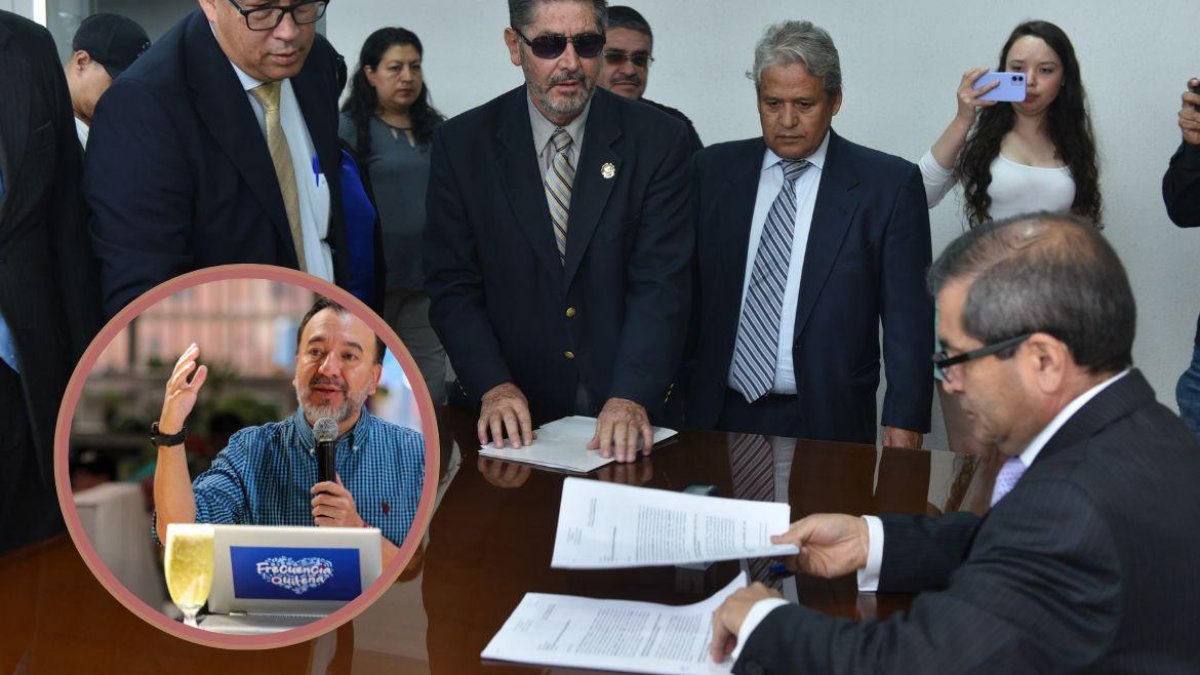 Néstor Marroquín entregó la petición en la Delegación Provincial del CNE. El secretario del organismo lo recibió.