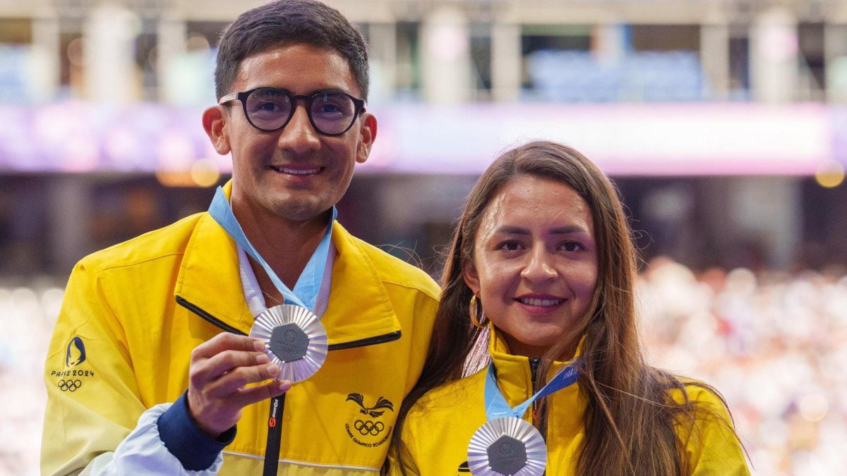 Daniel Pintado y Glenda Morejón con sus medallas de plata en París 2024