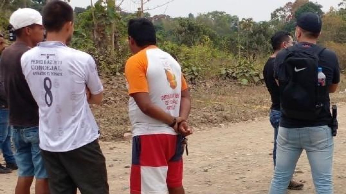 En el camino polvoriento encontraron a la víctima.