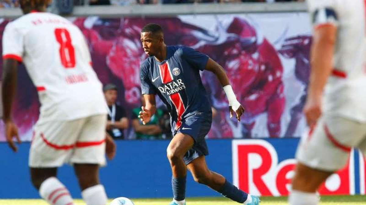William Pacho fue el encargado de dirigir la defensa de PSG.