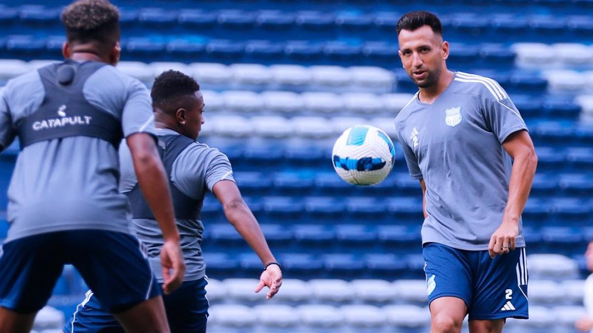 Aníbal Leguizamón (d) en el entrenamiento de Emelec