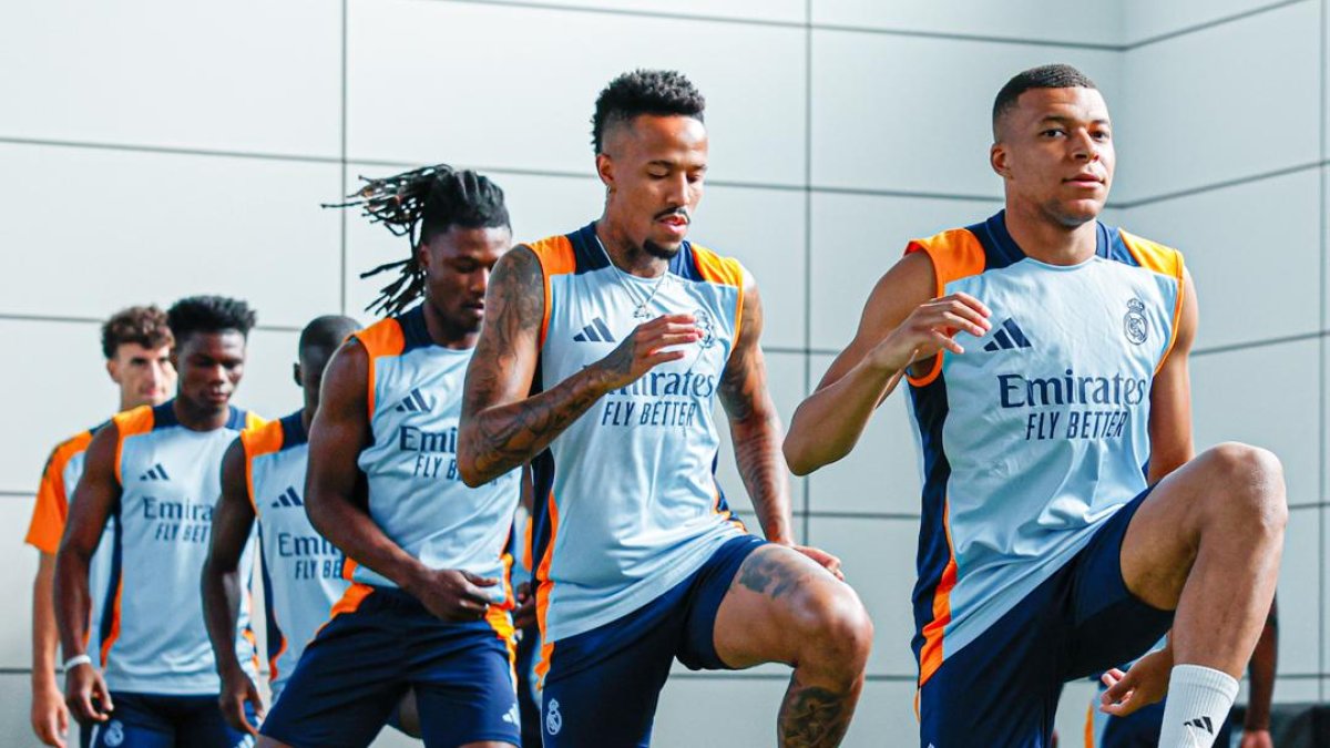 Kylian Mbappé (d) tendrá su primer partido oficial con Real Madrid en la Supercopa de Europa ante Atalanta