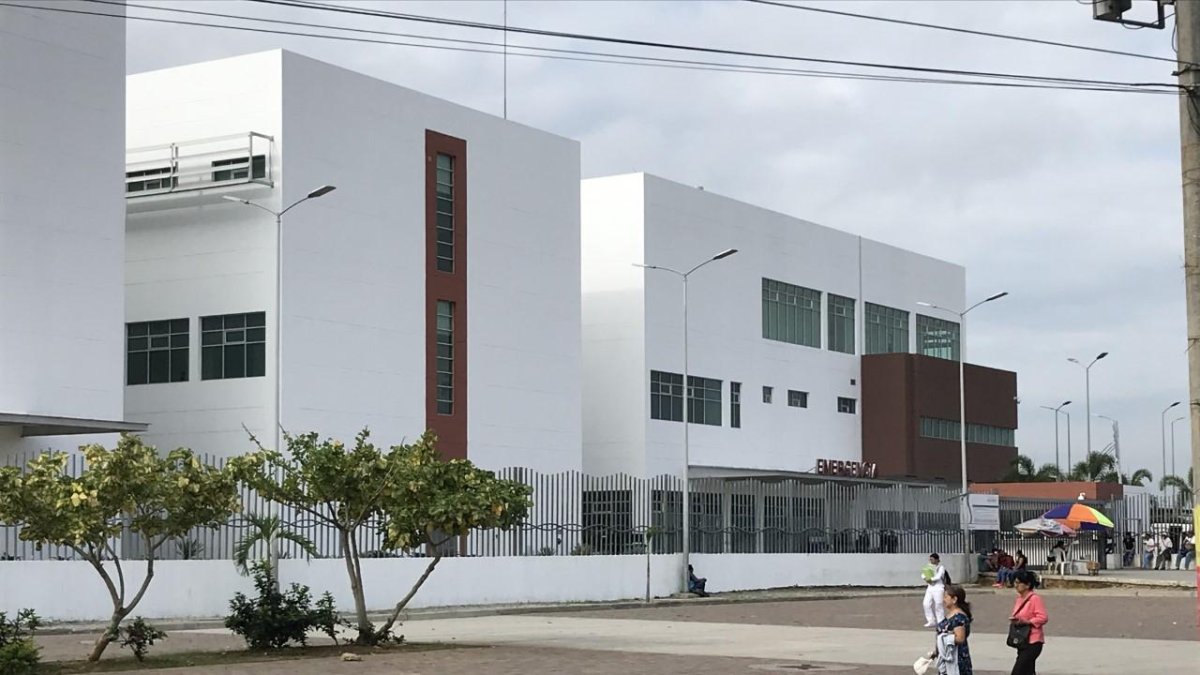 El cuerpecito de la niña habría sido llevada hasta la morgue de esta casa de salud.