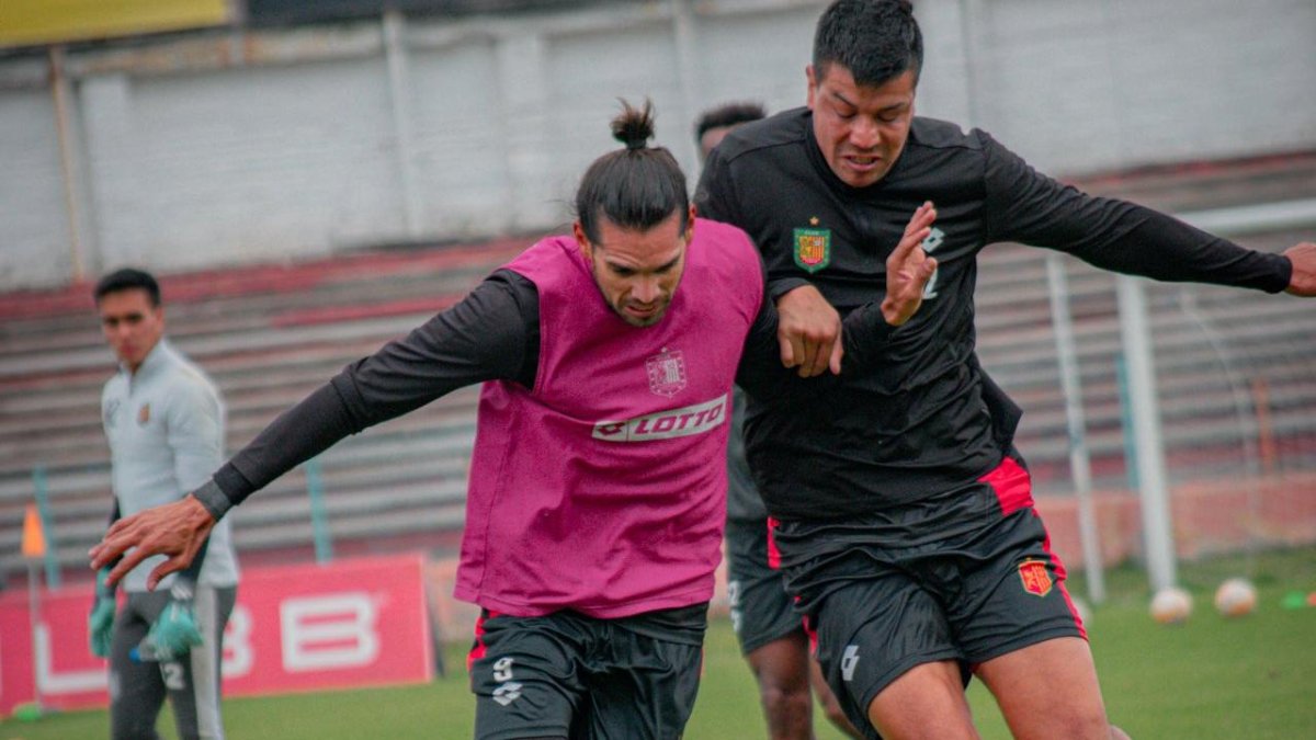 Deportivo Cuenca en la jornada de entrenamiento para el partido ante la Cahtoleí