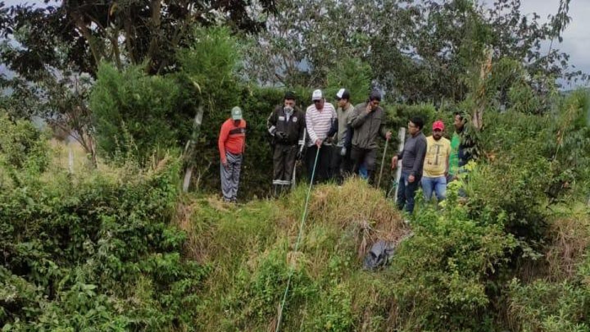 Las tareas de búsqueda duraron dos días y los agentes lograron encontrar los restos al fondo de una quebrada también en Cumbayá.