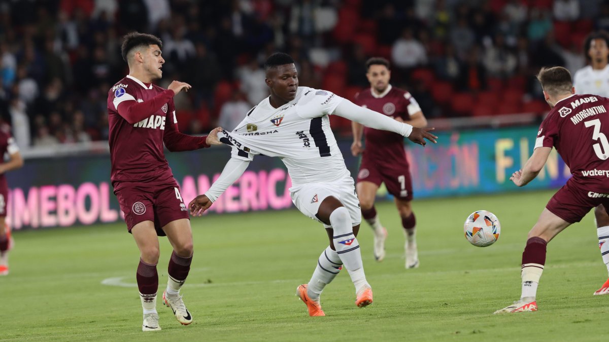 En el primer Liga de Quito-Lanús, en Quito, la semana pasada, los albos no pudieron sostener el resultado y fueron remontados 1-2 .