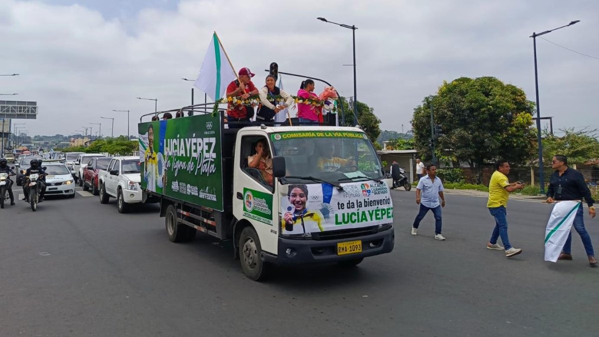 La caravana que encabezó la luchadora libre olímpica tuvo resguardo de seguridad en carro y a pie para precautelarla de algún desmán.
