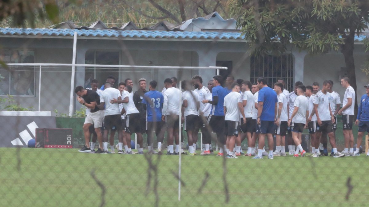 Jugadores del Bombillo se forman en fila india en señal de despedida para Leguizamón.