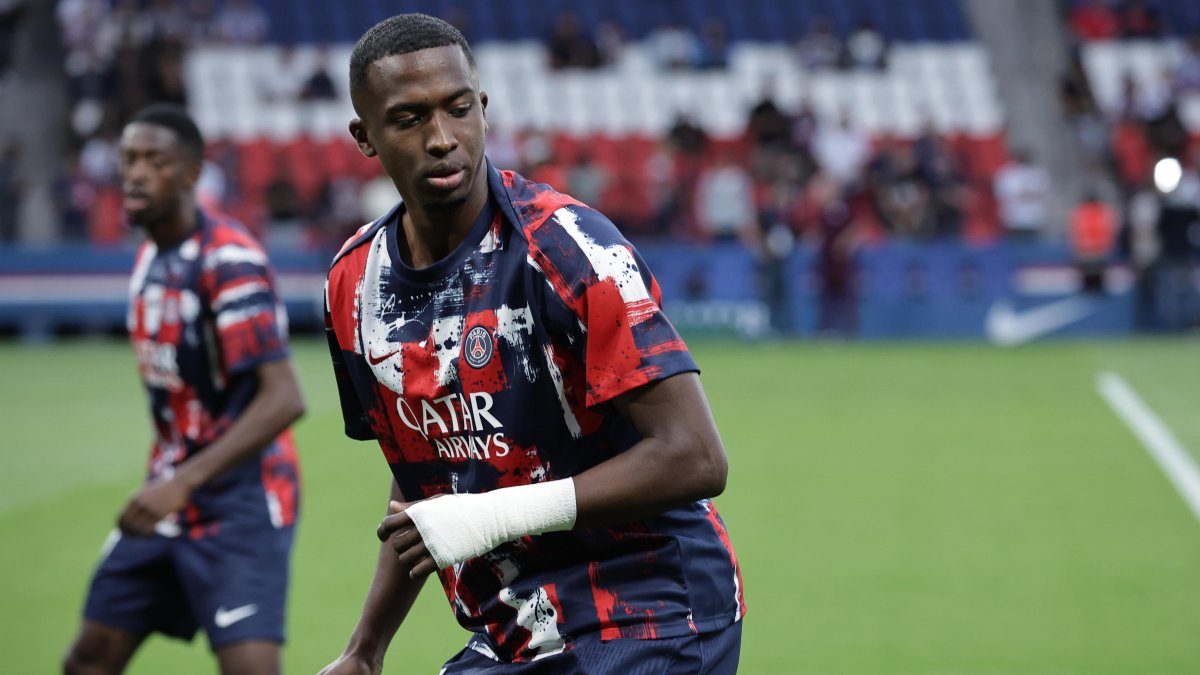 Willian Pacho en el calentamiento previo al encuentro de PSG ante Montpellier