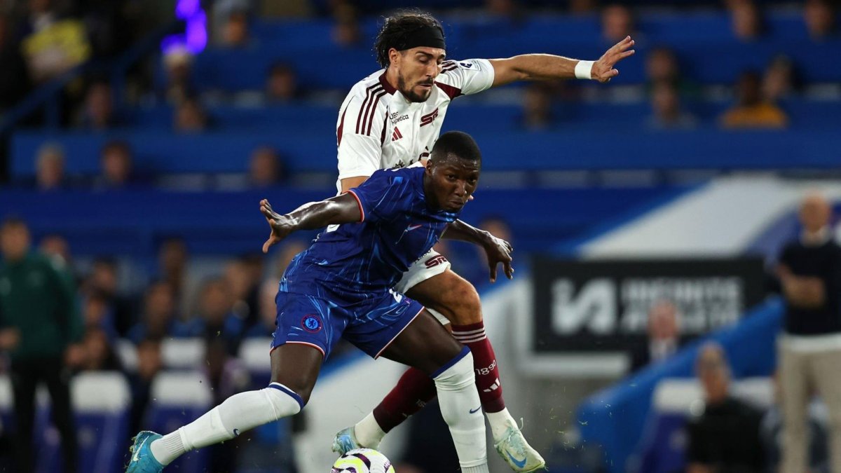 El ecuatoriano Moisés Caicedo, jugador del Chelsea, comandaría el medio campo.