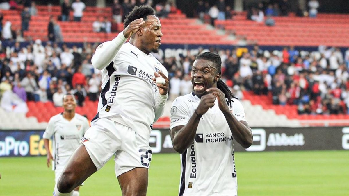 Jhojan Julio y Ricardo Adé festejando el primer lugar de la segunda etapa de LigaPro.