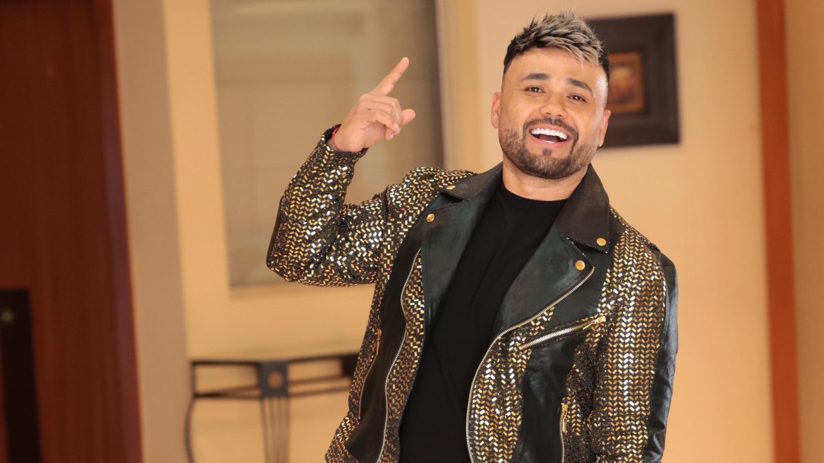 Ciro Quiñonez canta música popular colombiana desde hace tres años.