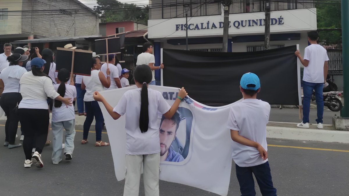 Familiares de Diego Alcívar acuden continuamente a la Fiscalía buscando información sobre la búsqueda.