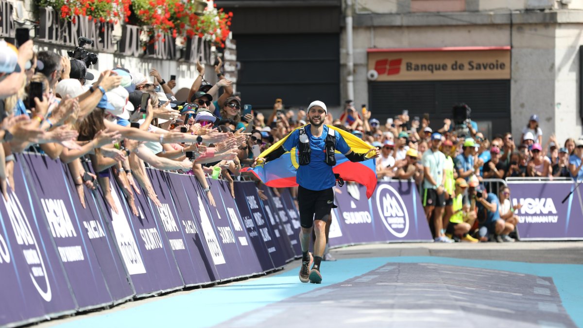 El ecuatoriano Joaquín López cuando cruzaba tercero la meta del Ultratrail de Mont Blanc ante el aplauso de los asistentes.