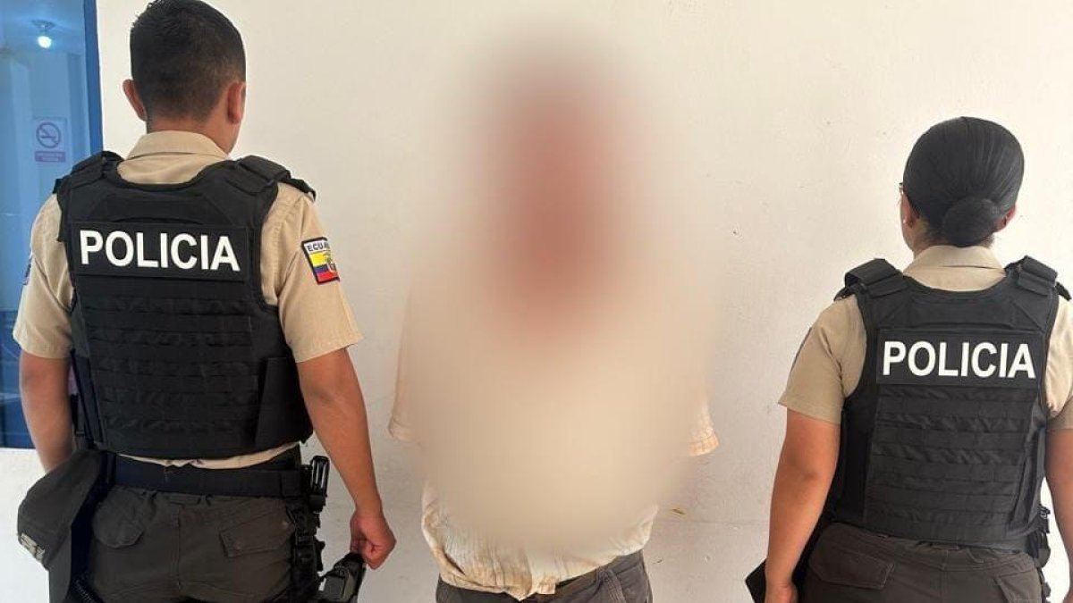 La Policía Nacional, a través de una publicación, compartió una foto difuminada del sospechoso junto a dos agentes luego de su aprehensión.