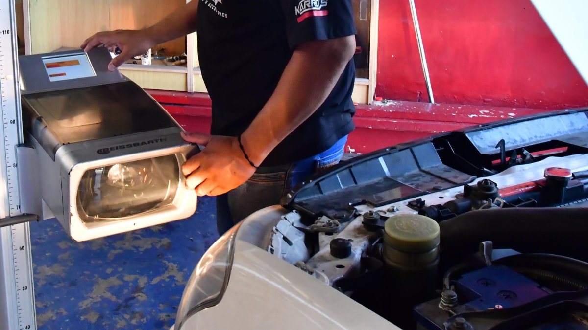 El luxómetro es el instrumento especializado para medir la intensidad de la luz y calibrar la dirección del haz de luz.