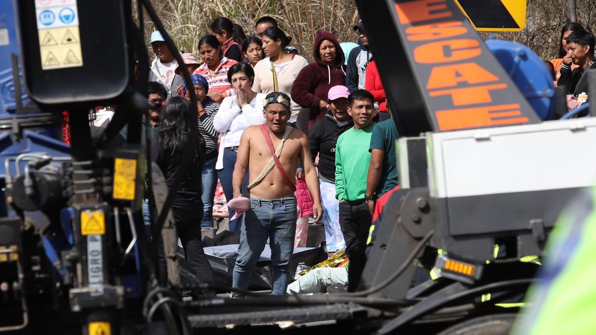Familiares de las víctimas lloraban desconsolados al ver sus cuerpos apilados a un costado de la vía. En total murieron nueve personas.